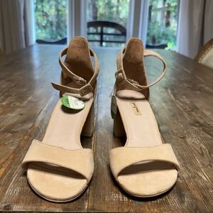 Universal Thread Tan Ankle Strap Heels